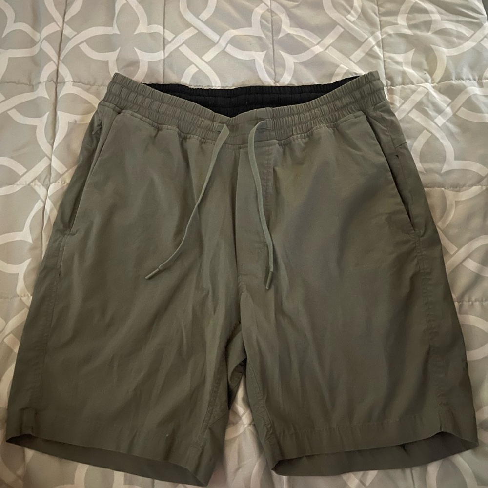 Men's Lululemon pull on  Shorts size Medium 7 inch inseam